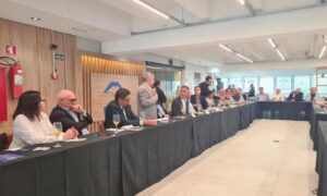 Federação patronal e Fetrhotel se reúnem para debater taxa de 10%