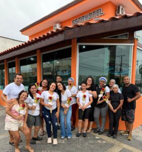Na Colônia de Férias da Fetrhotel, em Peruíbe, o Dia da Mulher foi marcado por um gesto simples, mas cheio de significado: carinho, reconhecimento e gratidão