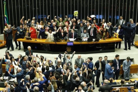 Câmara aprova fim da escala 6×1 e proposta segue para o Senado Federal